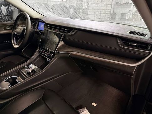 Used 2024 Jeep Grand Cherokee Limited w/ Luxury Tech Group II image 12