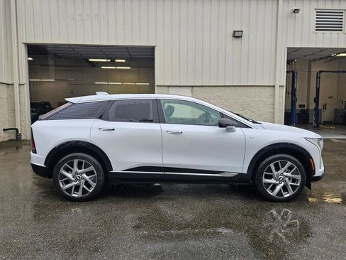 New 2026 Cadillac Optiq Luxury 2 image 9