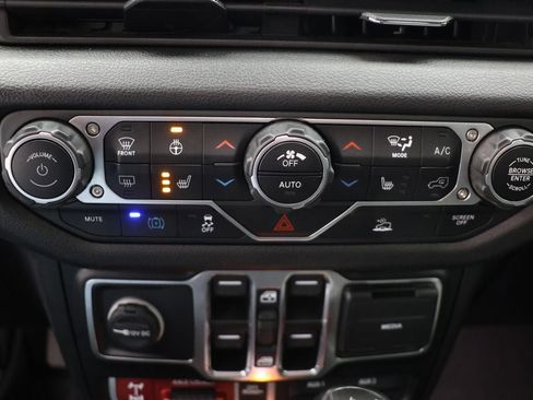 Used 2024 Jeep Wrangler Unlimited image 23