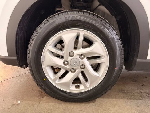 Used 2023 Hyundai Venue SE FWD image 16