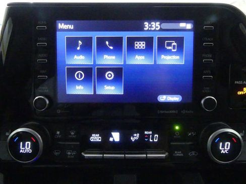 Used 2021 Toyota Highlander XLE AWD/4WD image 13