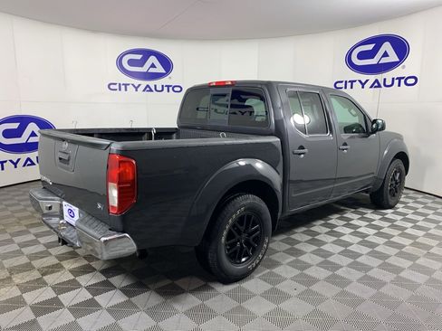 Used 2015 Nissan Frontier SV image 3