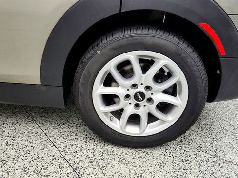 Used 2017 MINI Cooper Clubman FWD image 9