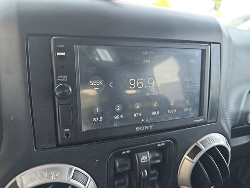 Used 2015 Jeep Wrangler Unlimited Sahara w/ Connectivity Group image 21