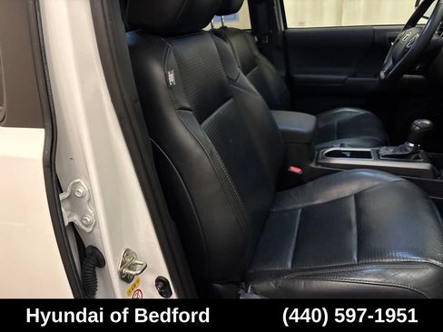 Used 2020 Toyota Tacoma TRD Sport w/ TRD Premium Sport Package AWD/4WD image 26