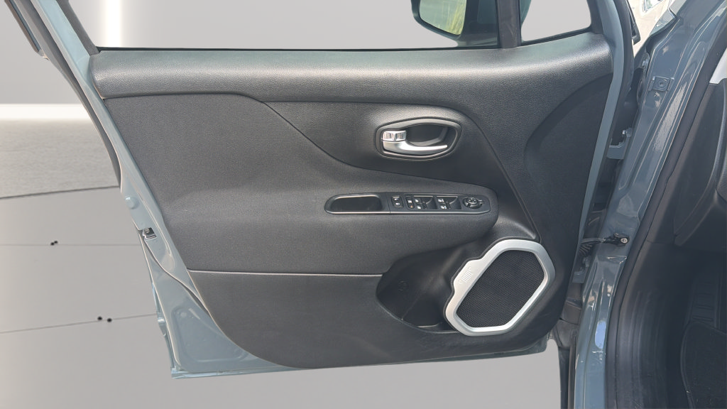Used 2018 Jeep Renegade Latitude w/ UConnect 8.4 Nav Group FWD image 12