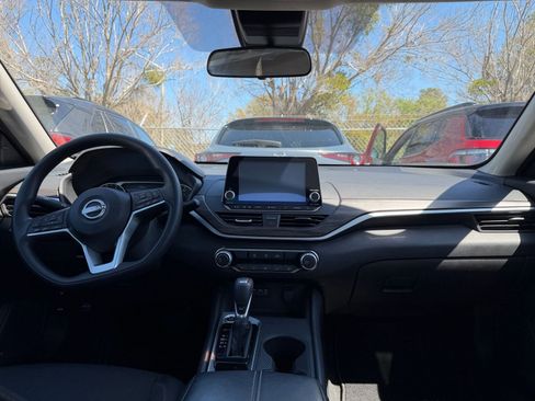 Used 2025 Nissan Altima 2.5 SV image 17