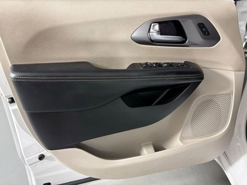 Used 2022 Chrysler Pacifica Touring-L image 17