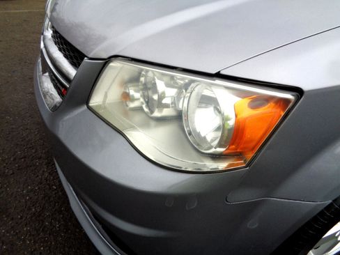 Used 2013 Dodge Grand Caravan SXT image 10