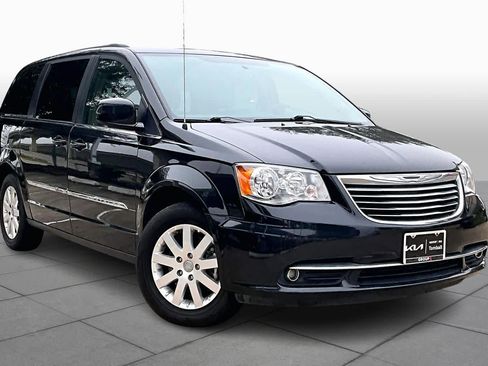 Used 2016 Chrysler Town & Country Touring image 3