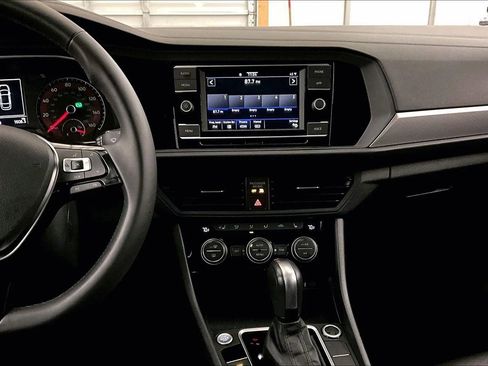 Used 2020 Volkswagen Jetta SE w/ SE Cold Weather Package image 6