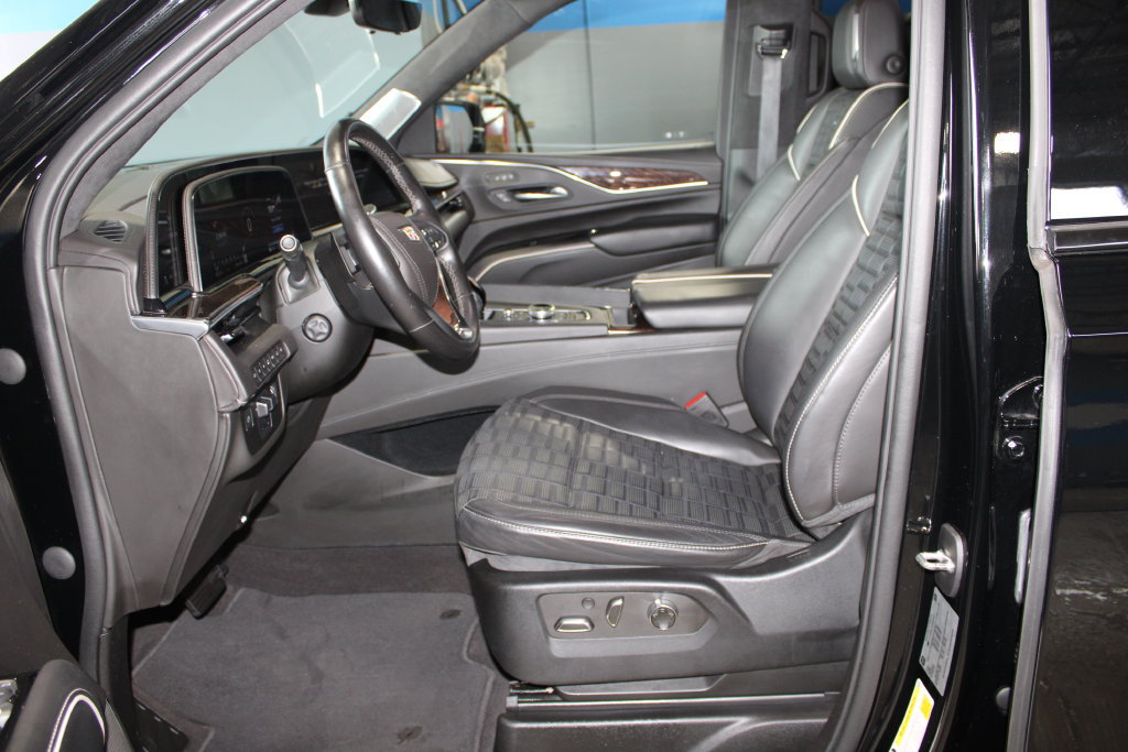 Used 2023 Cadillac Escalade ESV Sport Platinum w/ LPO, ONYX Package AWD/4WD image 7