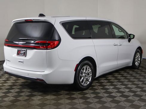Used 2025 Chrysler Pacifica Select FWD image 11