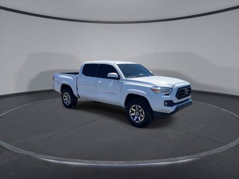 Certified 2022 Toyota Tacoma SR5 AWD/4WD image 3