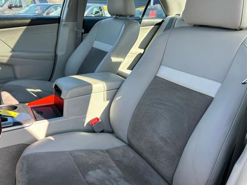 Used 2014 Toyota Camry XLE image 19