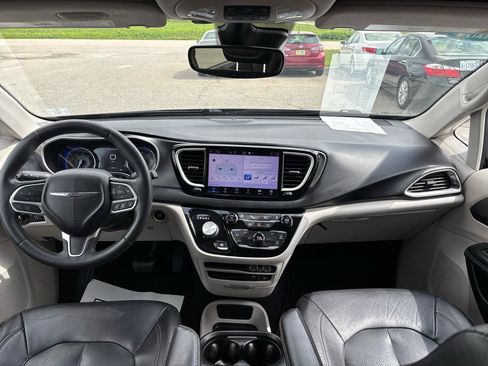 Used 2022 Chrysler Pacifica Touring-L FWD image 12