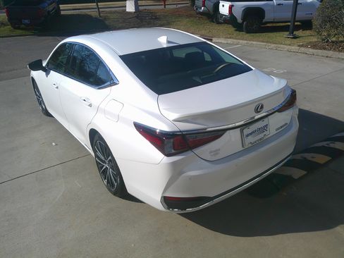 Used 2022 Lexus ES 300h w/ Premium Package image 10