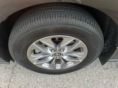 Used 2025 Toyota Sienna XLE FWD image 17