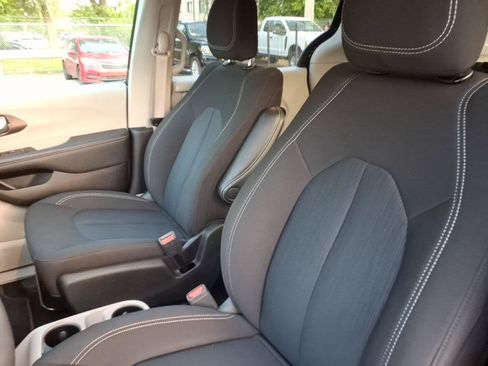 Used 2023 Chrysler Voyager LX FWD image 13