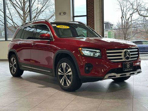 Used 2025 Mercedes-Benz GLB 250 4MATIC image 2