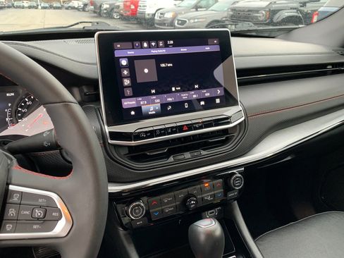 Used 2024 Jeep Compass Trailhawk image 20