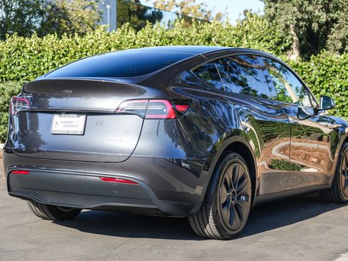 Used 2024 Tesla Model Y Long Range AWD/4WD image 6