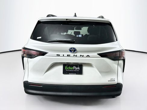 Used 2023 Toyota Sienna XLE FWD image 7