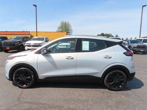 Used 2023 Chevrolet Bolt EUV LT w/ Convenience Package FWD image 4