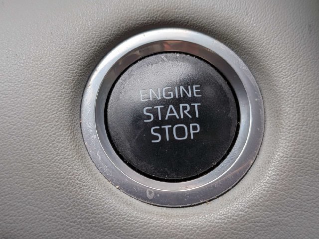 Used 2024 Toyota Highlander Limited FWD image 31
