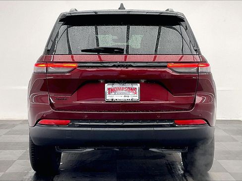 New 2025 Jeep Grand Cherokee Limited image 3