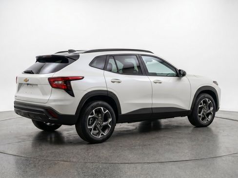 Used 2025 Chevrolet Trax LT FWD image 9