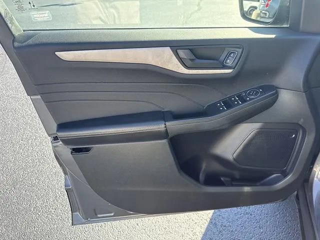 Used 2022 Ford Escape SE w/ Convenience Package FWD image 7