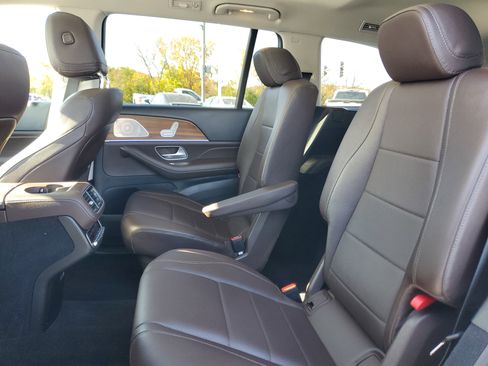 Used 2023 Mercedes-Benz GLS 450 4MATIC image 12