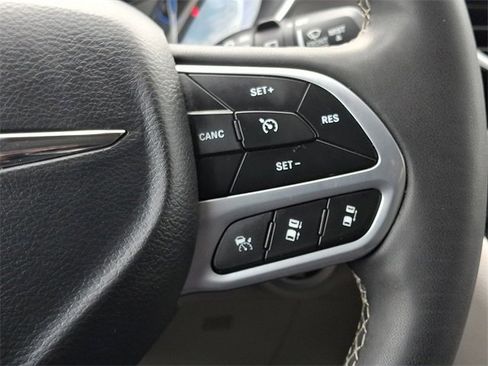 Used 2024 Chrysler Pacifica Touring-L image 22