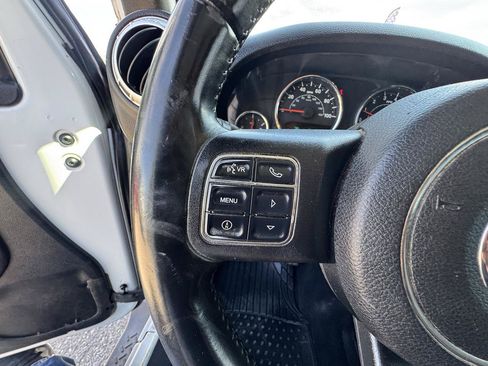 Used 2011 Jeep Wrangler Unlimited Rubicon w/ Connectivity Group AWD/4WD image 23