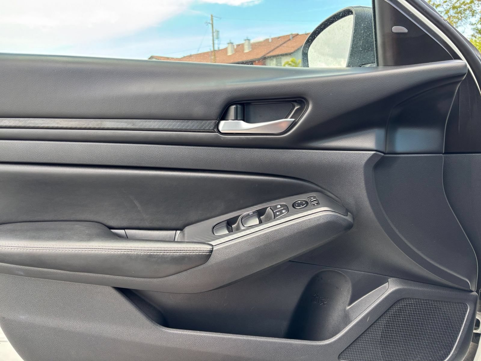 Used 2025 Nissan Altima 2.5 SV FWD image 18