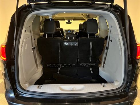 Used 2020 Chrysler Pacifica Touring-L image 5