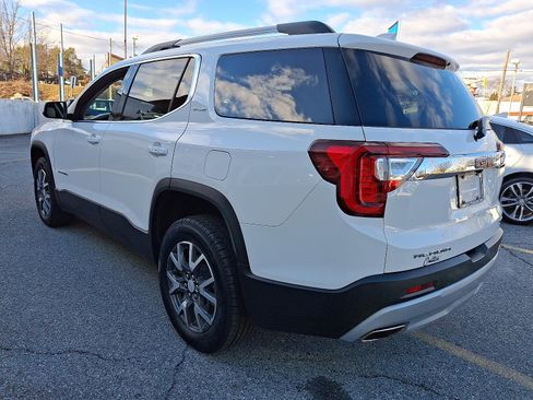 Used 2023 GMC Acadia SLE w/ Driver Convenience Package image 3