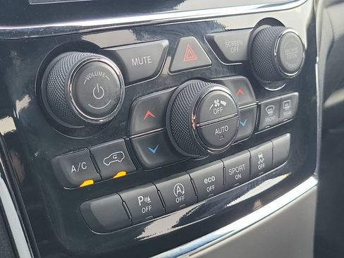 Used 2021 Jeep Grand Cherokee Laredo X AWD/4WD image 19