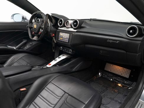 Used 2016 Ferrari California T RWD image 39