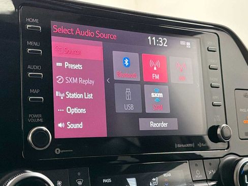 Used 2020 Toyota Highlander XLE AWD/4WD image 18