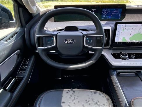 Used 2025 Ford Expedition Active AWD/4WD image 5