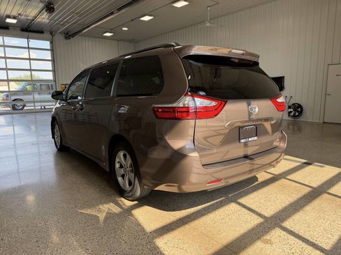 Used 2018 Toyota Sienna LE FWD image 3