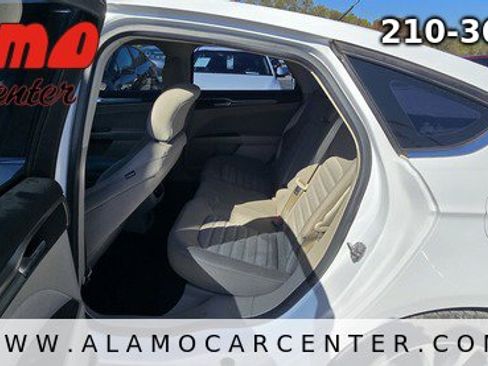 Used 2017 Ford Fusion SE image 30