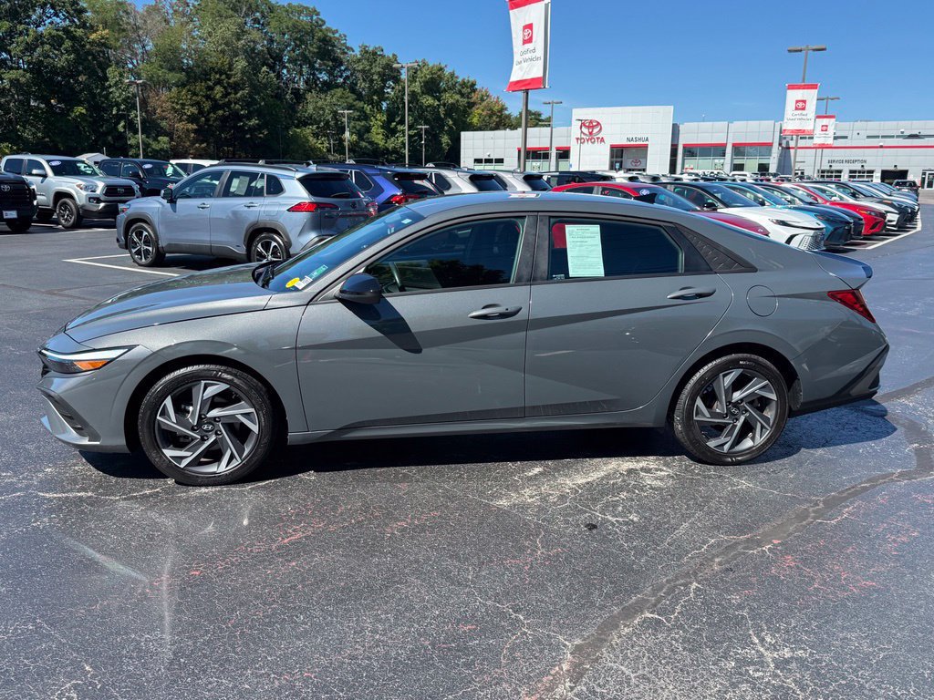 Used 2025 Hyundai Elantra Sport FWD image 3