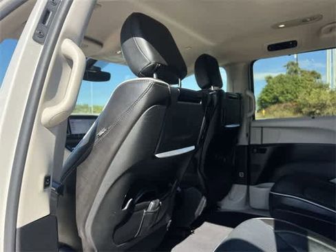 Used 2021 Chrysler Pacifica Limited w/ Uconnect Theater Family Group image 13