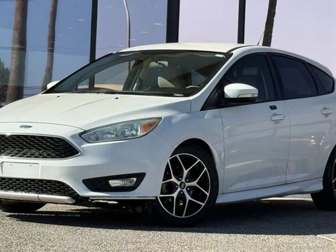 Used 2015 Ford Focus SE w/ SE Sport Package FWD image 2