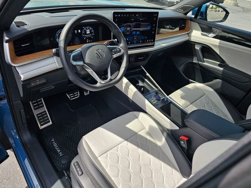 Certified 2025 Volkswagen Tiguan SEL R-Line AWD/4WD image 2