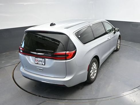 Used 2024 Chrysler Pacifica Touring-L FWD image 36