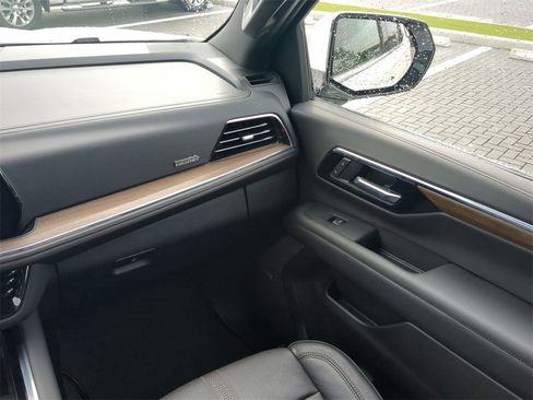 Used 2025 Chevrolet Tahoe High Country image 17